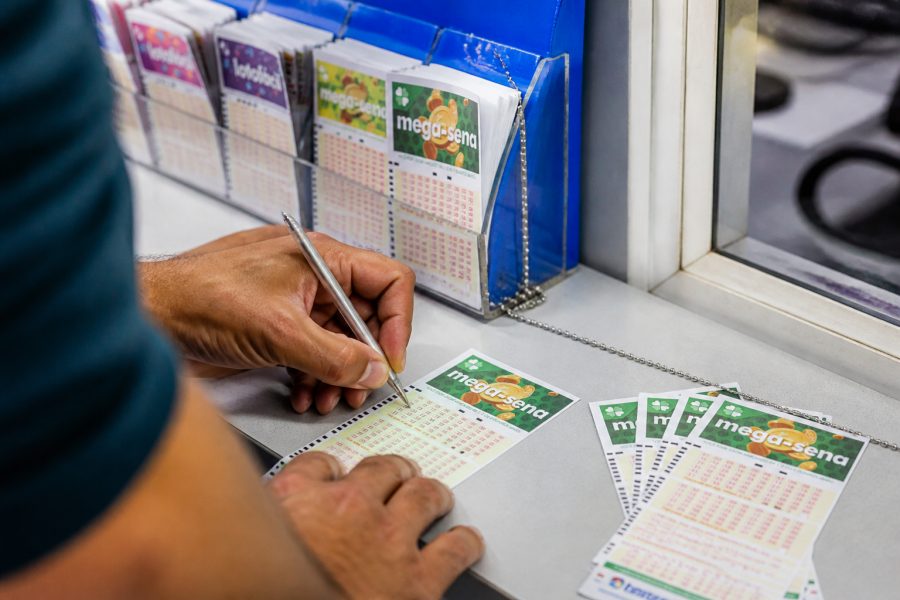 Mega-Sena oferece prêmio de R$ 25 milhões; sorteio ao vivo hoje