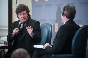 Milei descarta recessão e se diz tranquilo sobre reeleição na Argentina