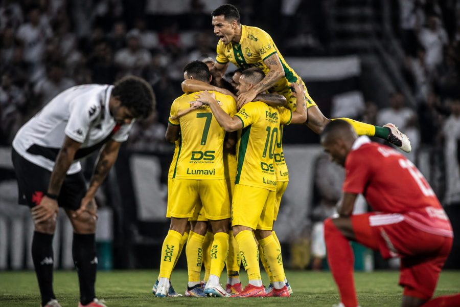 Mirassol vence Coritiba e mantém Vasco e Internacional na zona de rebaixamento