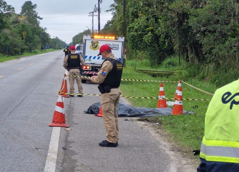 Acidente na PR-407 deixa motociclista morta no Litoral do PR