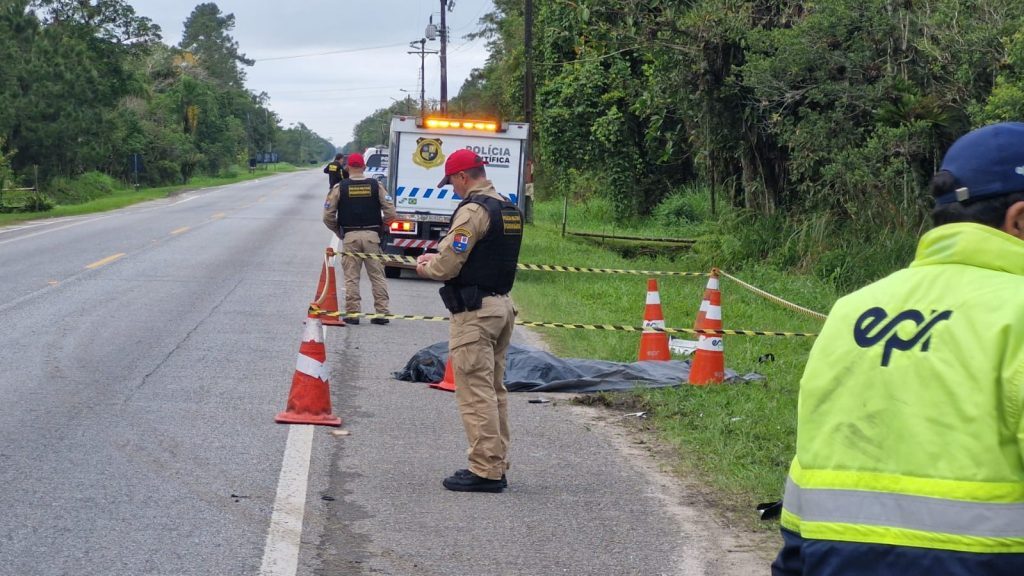 Motociclista morre após bater contra poste na PR-407