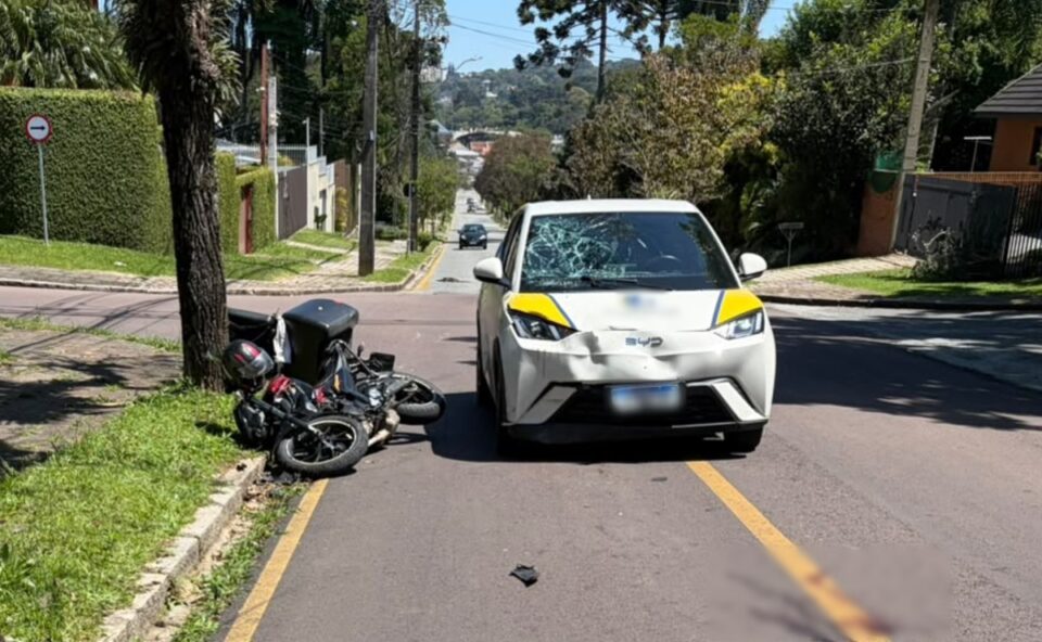 Motociclista tem suspeita de fratura na perna após acidente com carro em cruzamento no Ahú, em Curitiba