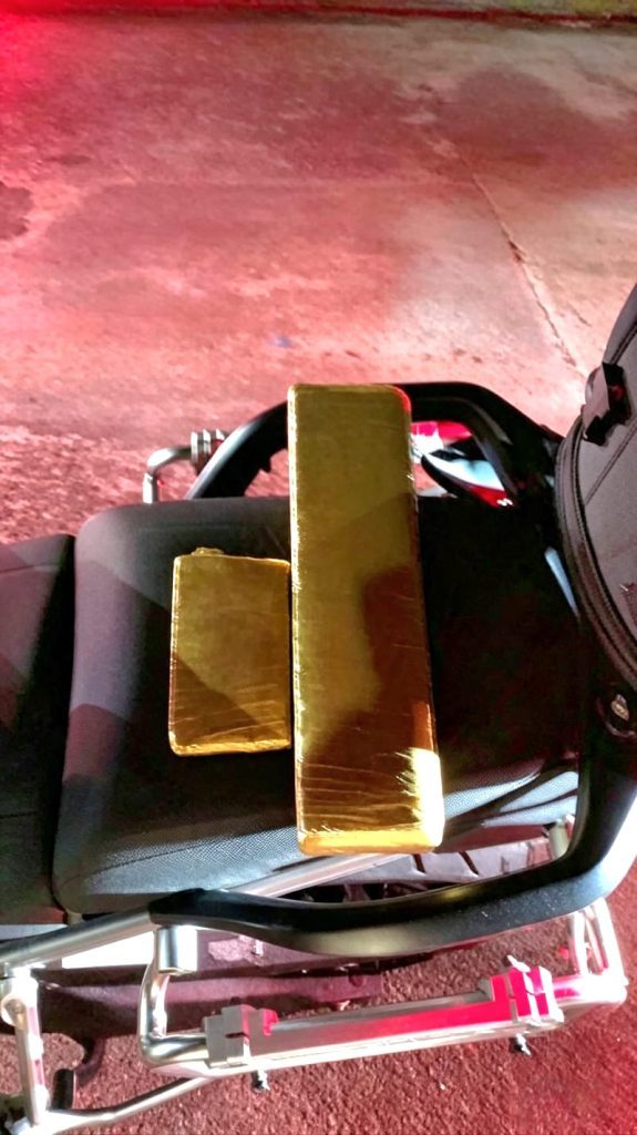 Motociclista tenta fugir da PM, joga 1 kg de maconha no chão e acaba preso em Paranaguá
