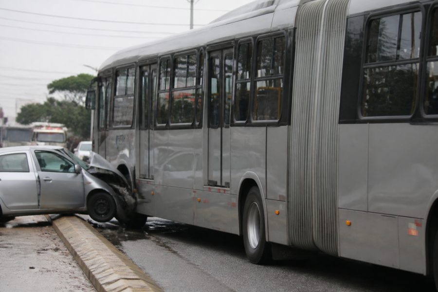 Motorista de carro colide com ônibus no Capão Raso em Curitiba
