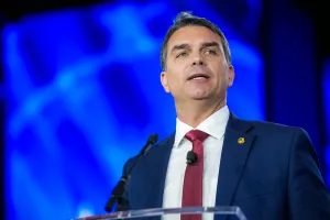 Flávio Bolsonaro chama MP das bets de medida hipócrita e eleitoreira