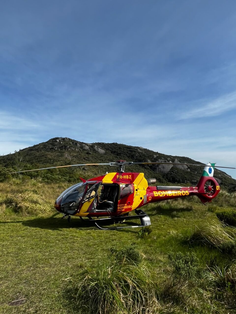 Mulher quebra perna subindo famosa montanha na Grande Curitiba e é resgatada por helicóptero