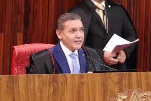 Nunes Marques vê “sobreposição de competência” do STF sobre o TSE e cobra Fachin