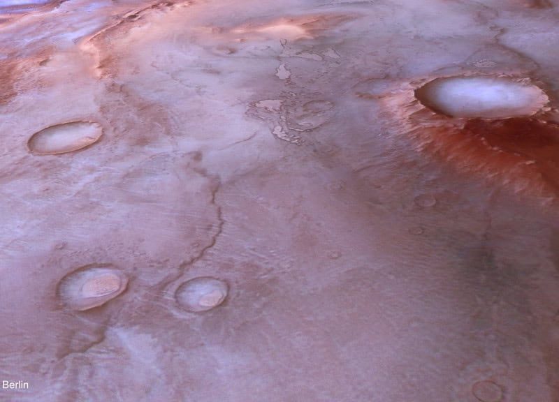 Sonda espacial revela paisagem marciana com tons de roxo e rosa