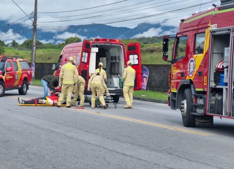 Acidente entre moto e carro deixa ferida em Paranaguá