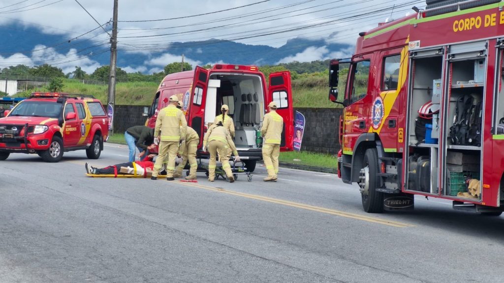Passageira de moto de aplicativo fica ferida após acidente em Paranaguá