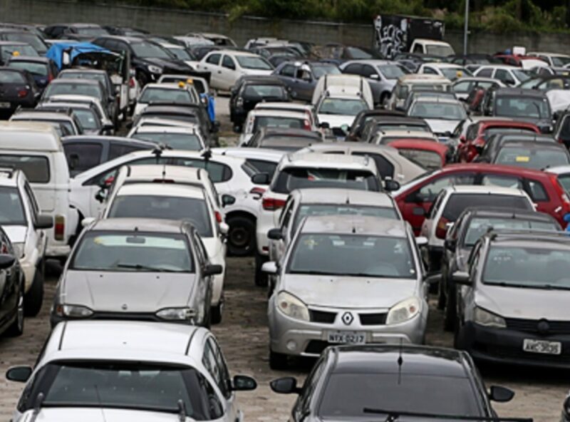 Curitiba realiza leilão com 124 veículos apreendidos em blitz de trânsito