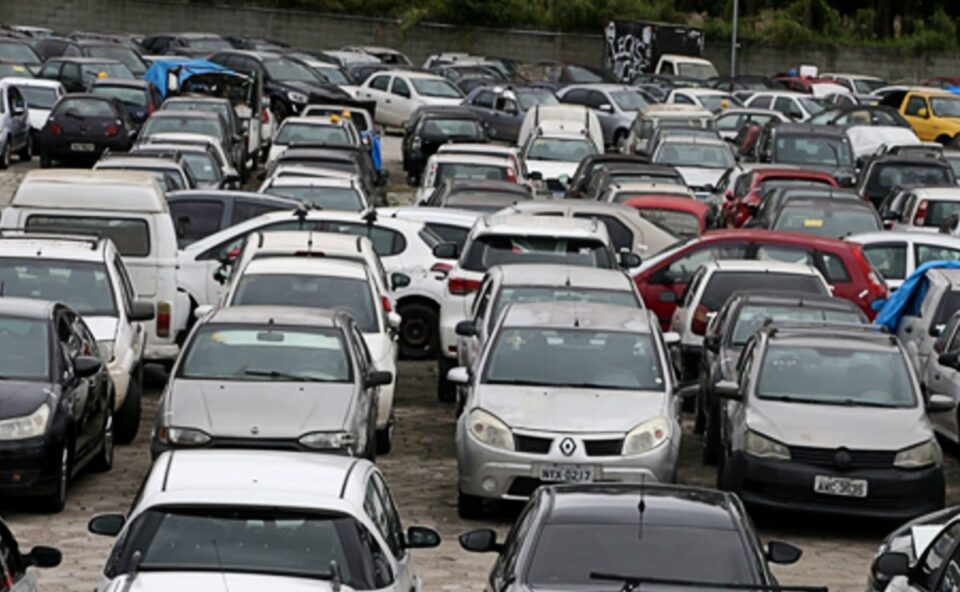 Pensando em comprar um carro? 124 veículos apreendidos em fiscalizações vão a leilão em Curitiba; veja como participar