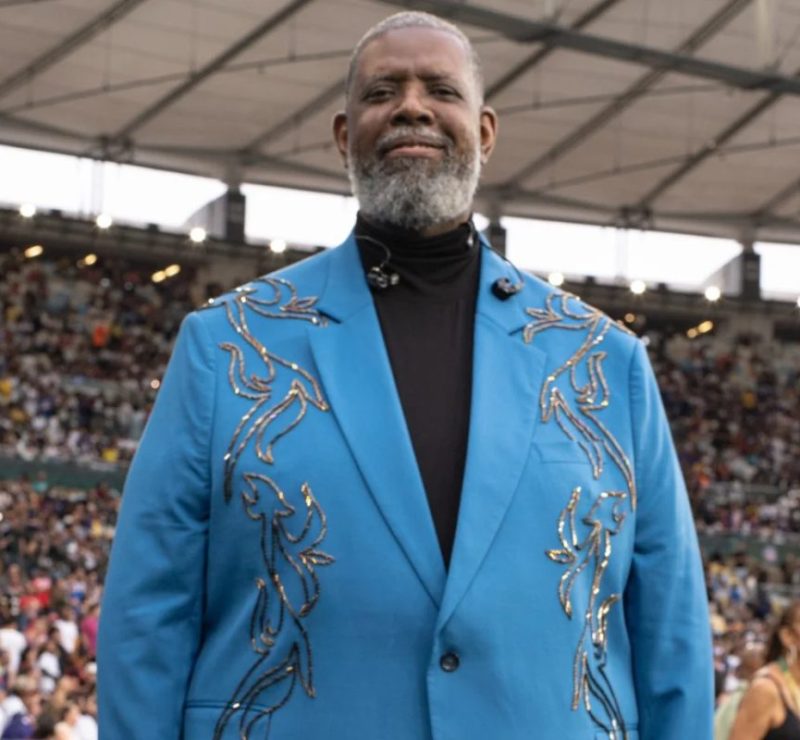 Péricles canta hino nacional na estreia da NFL no Rio de Janeiro