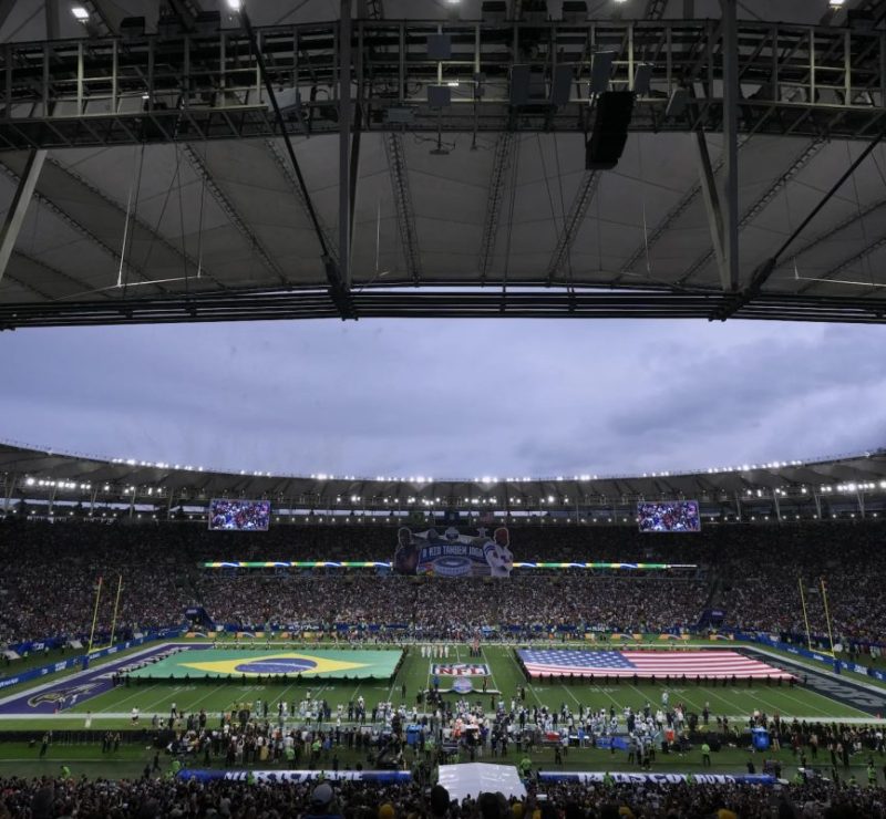 Estreia da NFL no Maracanã conquista americanos com Péricles e Evidências