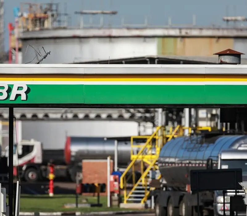Petrobras sobe diesel em R$ 1 nas refinarias e explica impacto