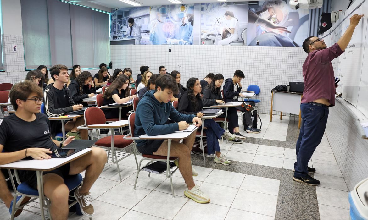 Prova nacional docente 2026 atrai 23 estados e 2 mil municípios