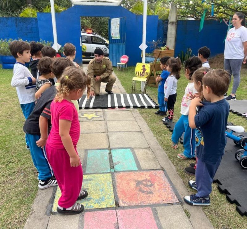 Crianças aprendem sobre trânsito com a PM em Pontal do Paraná