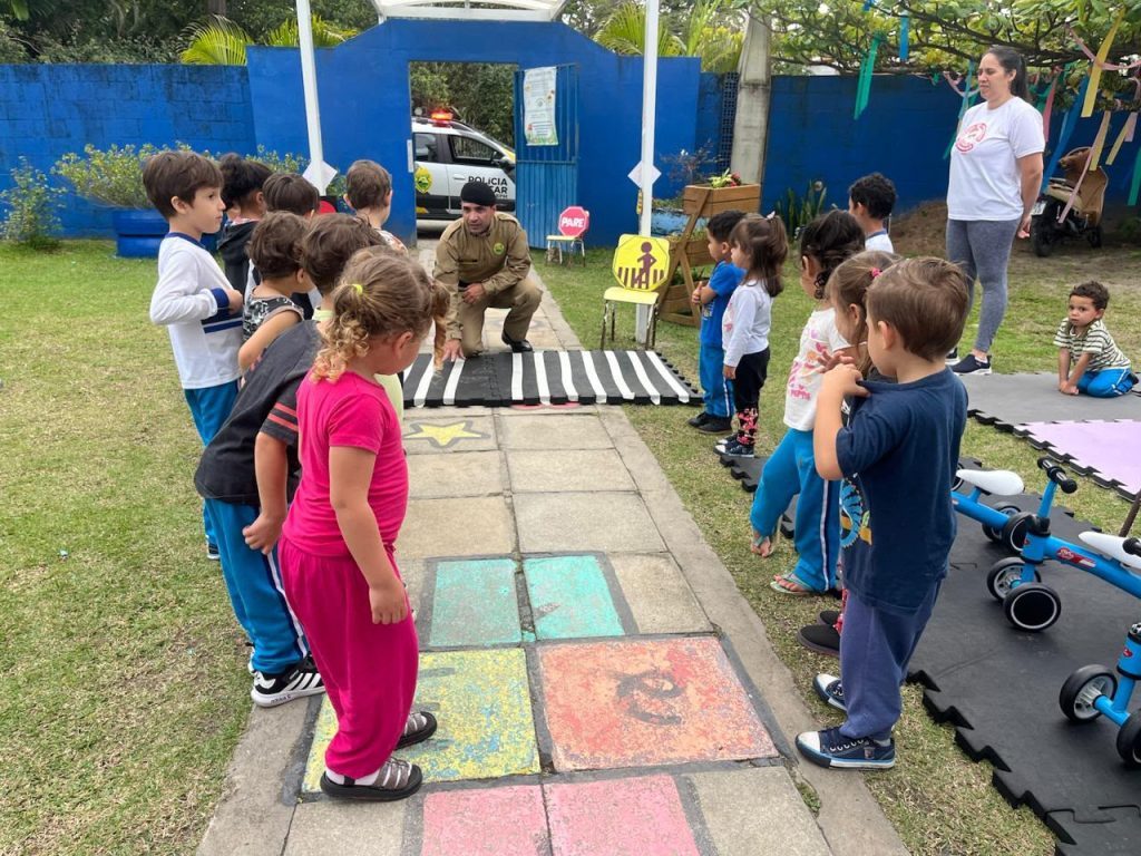 Polícia Militar leva educação e segurança no trânsito a crianças em Pontal do Paraná