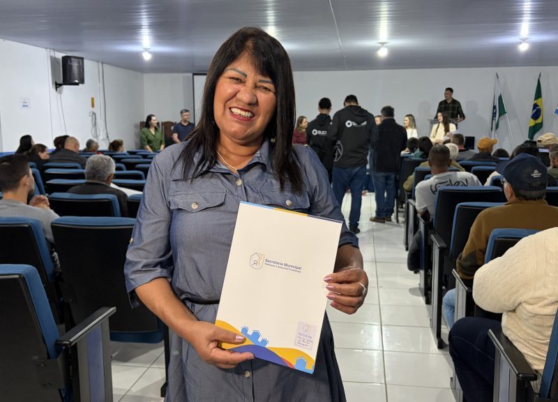 Pontal do Paraná entrega títulos de imóveis e abre licitação
