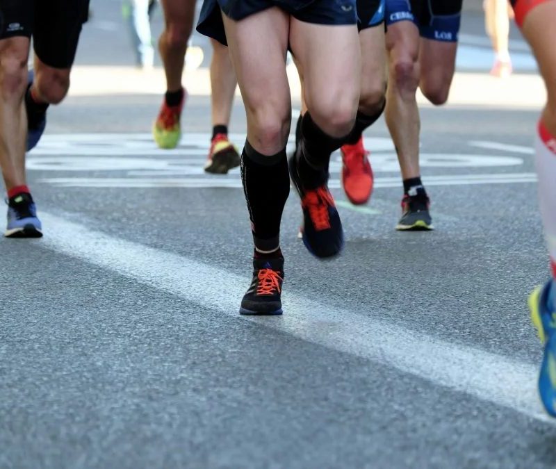 Boom da corrida de rua no Brasil traz alerta sobre lesões por sobrecarga