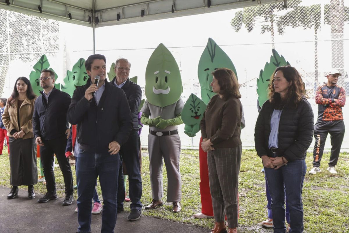 Praça no bairro Sítio Cercado, em Curitiba, é revitalizada por completo