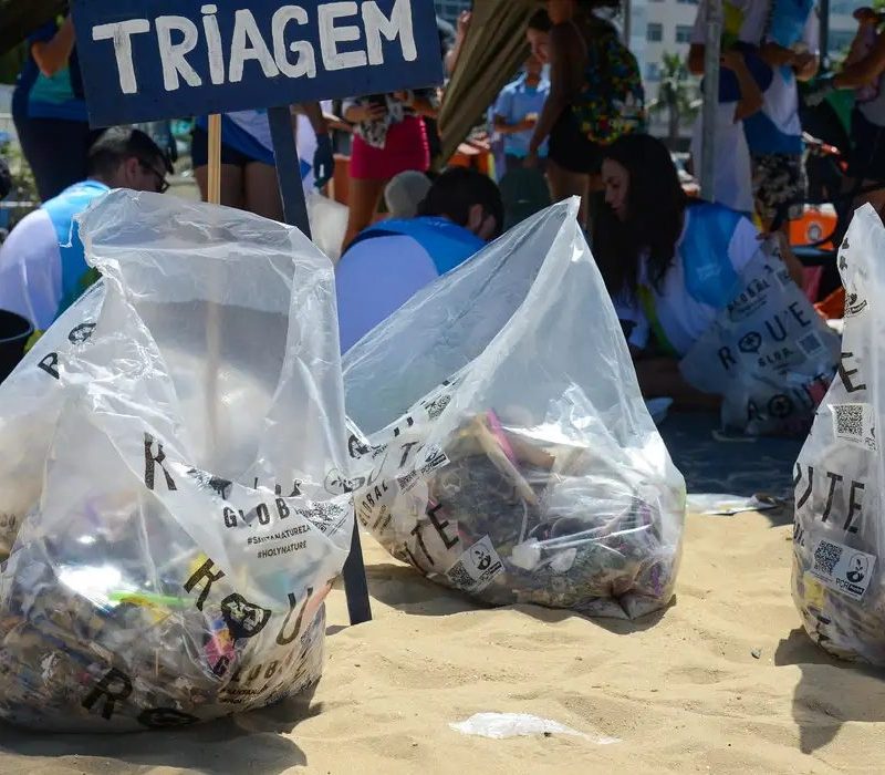 Praias brasileiras recebem mutirões de limpeza neste mês de setembro