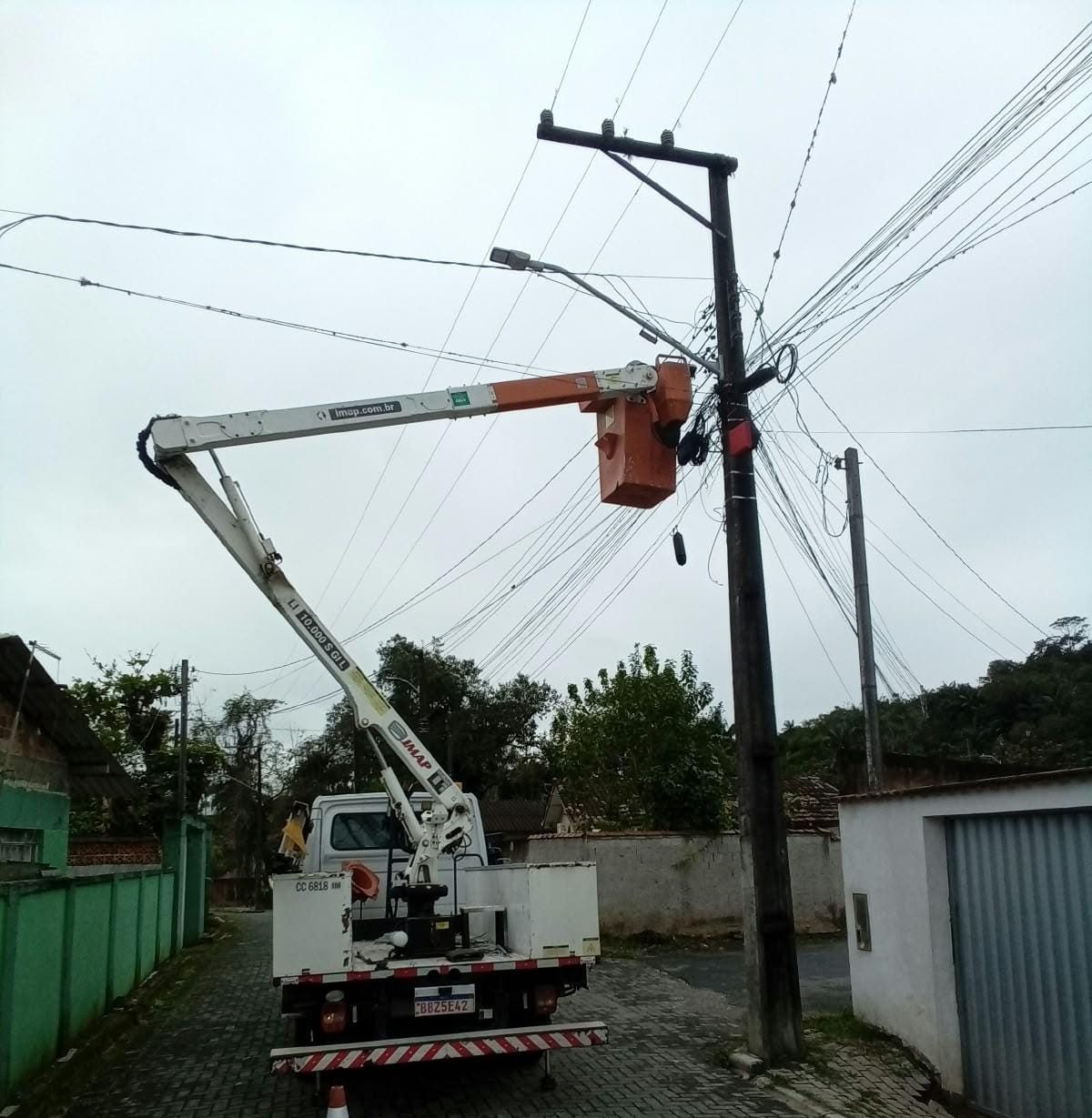 Antonina troca iluminação pública por LED e facilita pedidos de reparo
