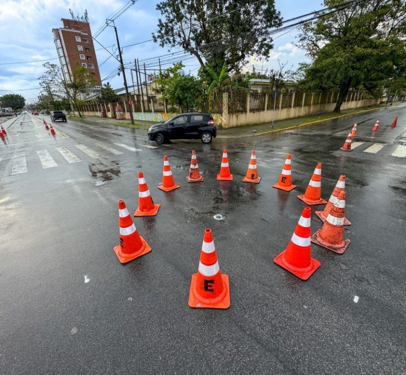 Prefeitura de Paranaguá testa nova rotatória em cruzamento movimentado