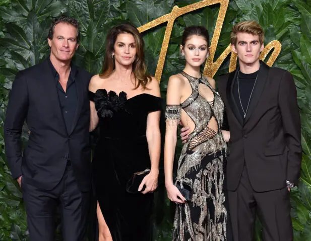 Polícia investiga overdose após morte do filho de Cindy Crawford aos 27 anos