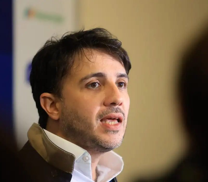 Plano de Renan Santos propõe corte de gastos e tutela em municípios