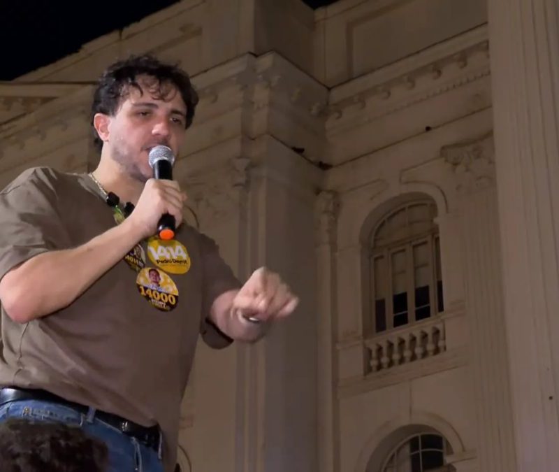 Renan Santos critica reajuste do Bolsa Família e propõe fim da autonomia universitária