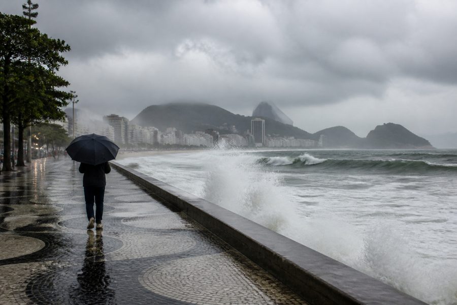 Rio de Janeiro: Chuva e ressaca marinha marcam o dia