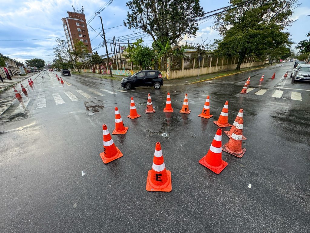 Rotatória demarcada com cones muda trânsito e levanta dúvidas em Paranaguá