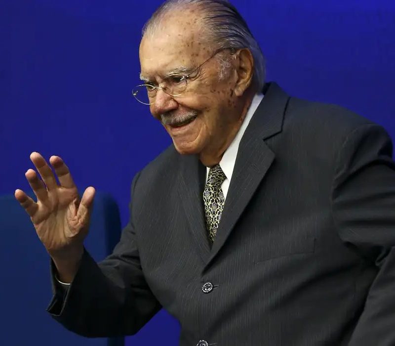 José sarney é internado em são paulo para tratar pneumonia
