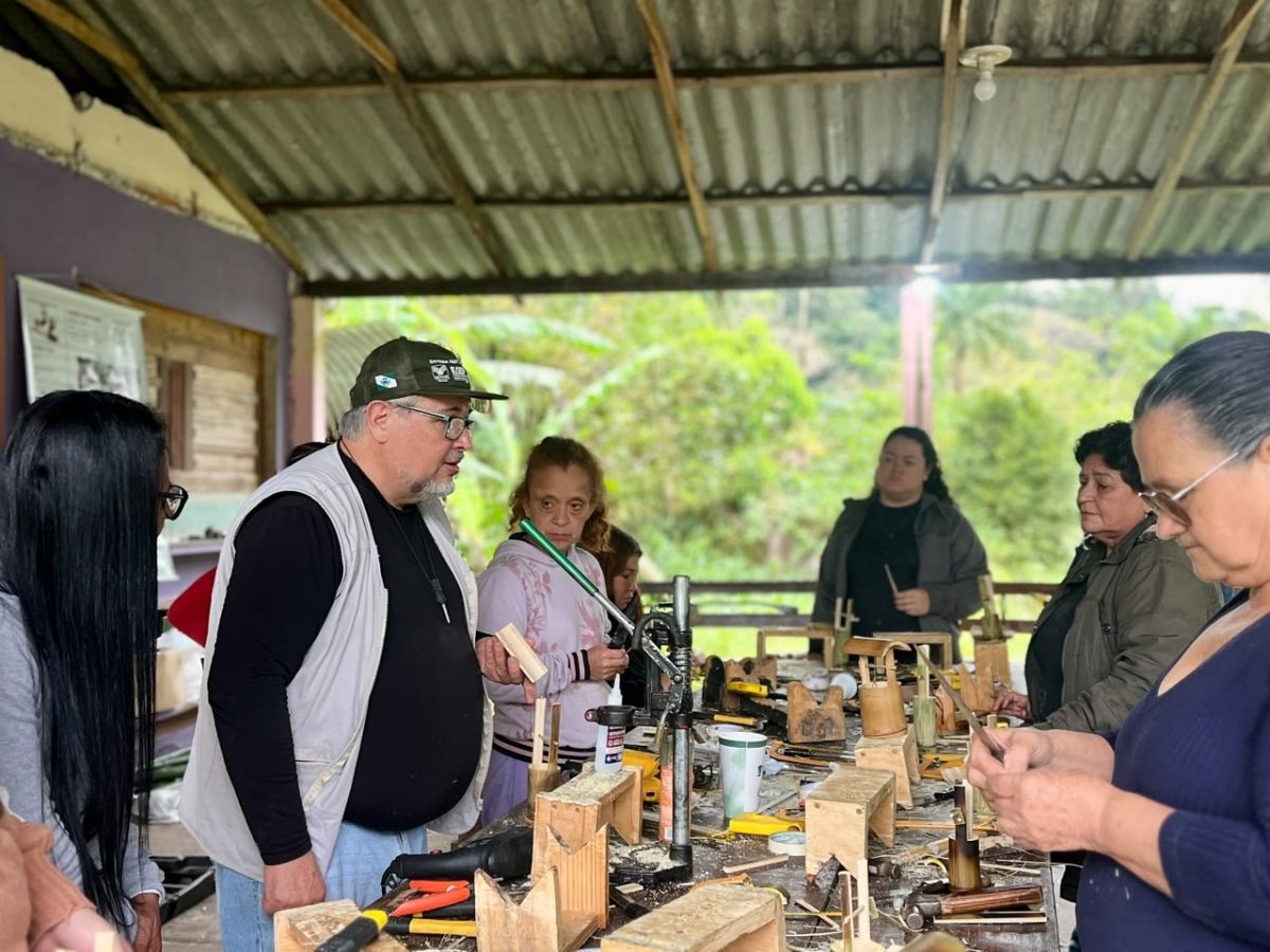 Secretaria da Mulher realiza curso de Artesanato em Bambu em parceria com o SENAR