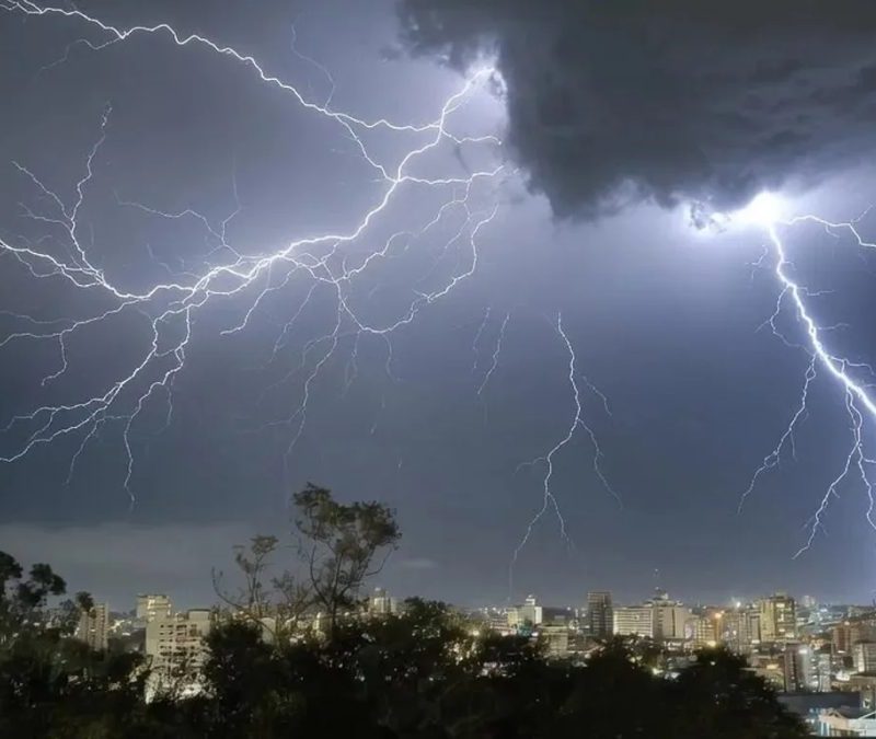 Segunda-feira começa com alerta de temporais e vendavais no RS