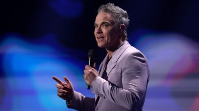 Robbie Williams canta na rua após ter show cancelado em Lima