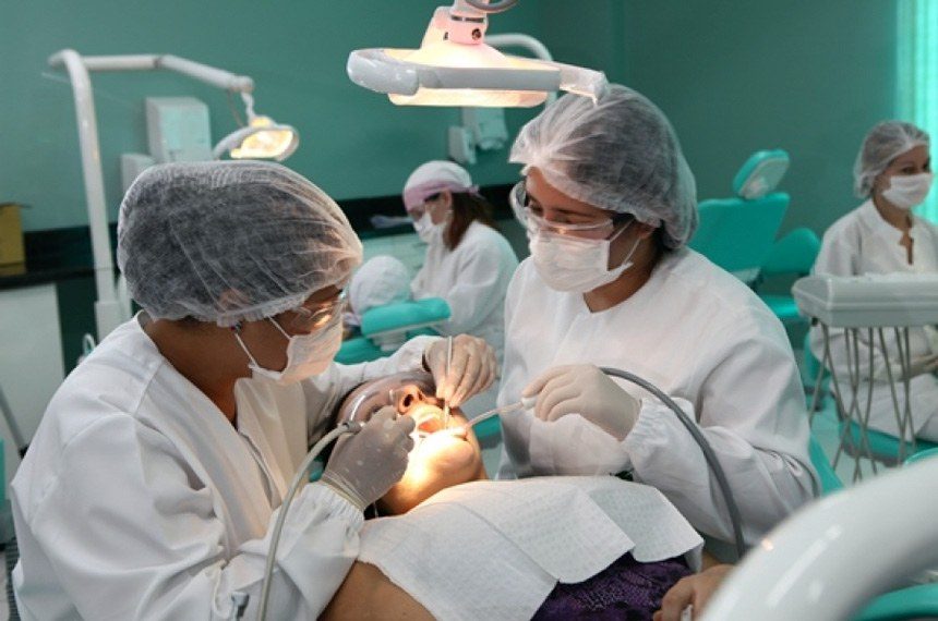 SUS prepara dentistas e técnicos para os novos equipamentos digitais que produzem próteses