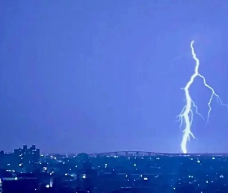 Porto Alegre tem temporal com vento de 106 km/h e granizo