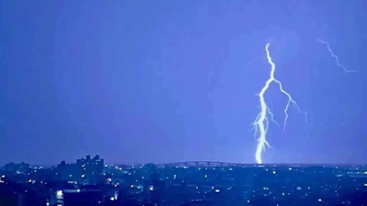 Temporal em Porto Alegre tem chuva forte, raios, granizo e vento de 106 km/h