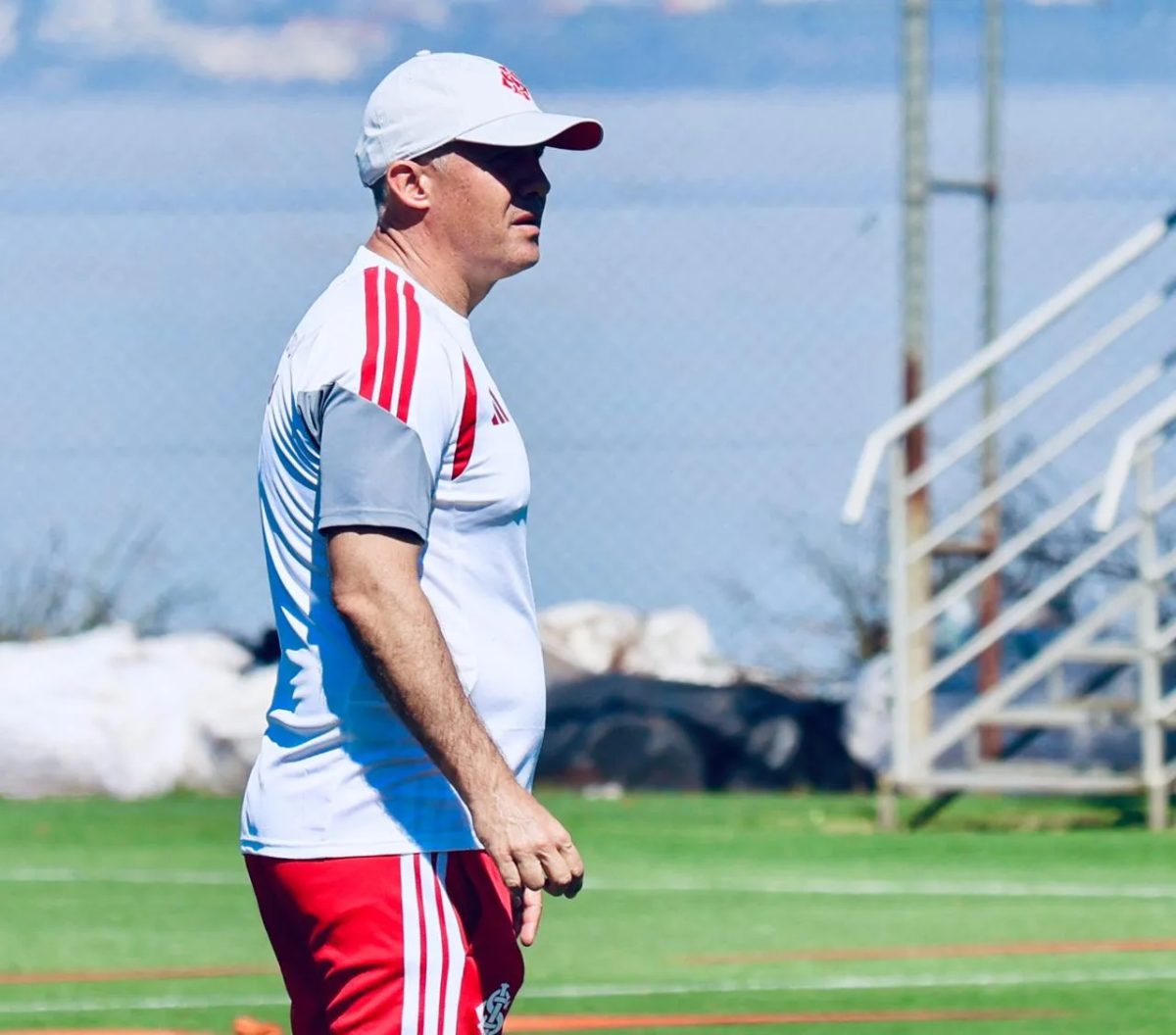 Três zagueiros? Saiba como Eduardo Baptista, novo técnico do Inter, prefere jogar