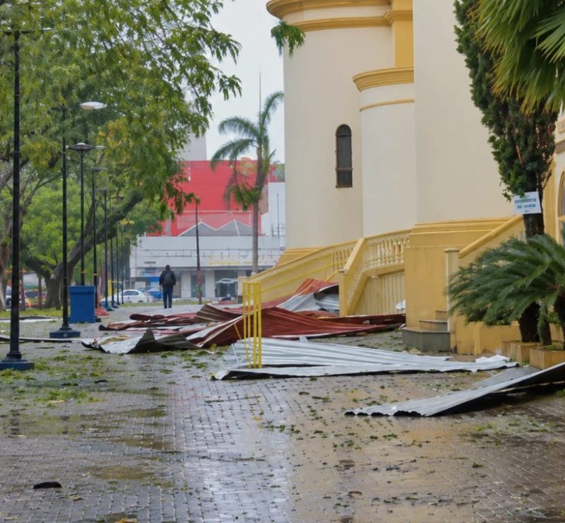 Temporal no Paraná causa rajadas de 124,9 km/h e deixa milhares sem luz