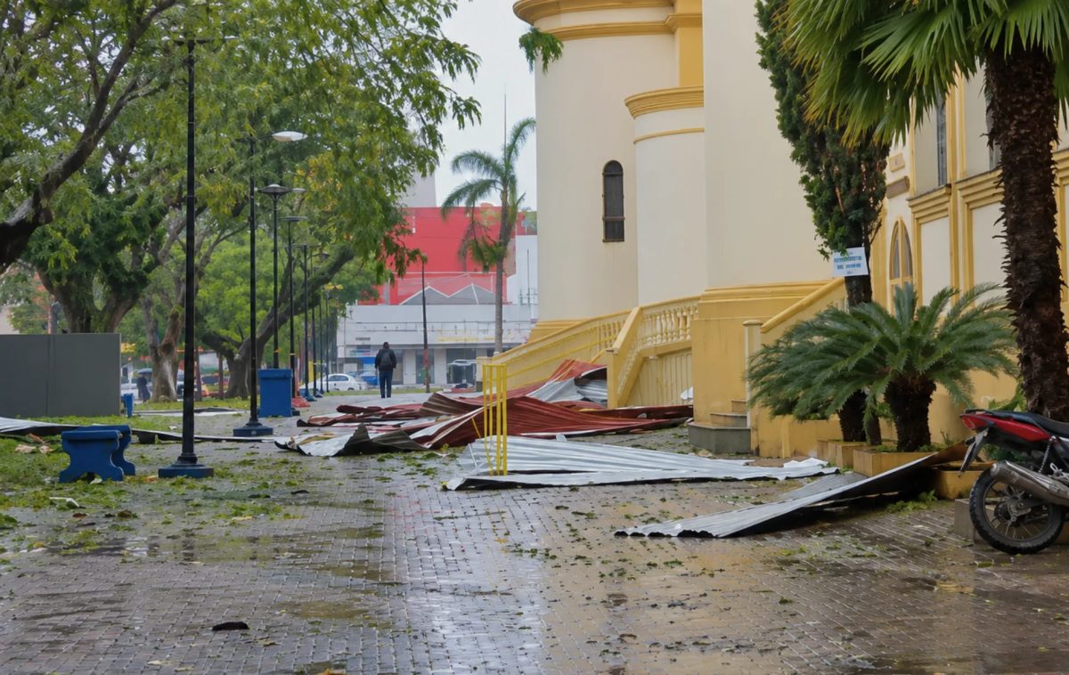 Vento de 124,9 km/h e destelhamentos: temporal deixa 161,9 mil sem energia no Paraná