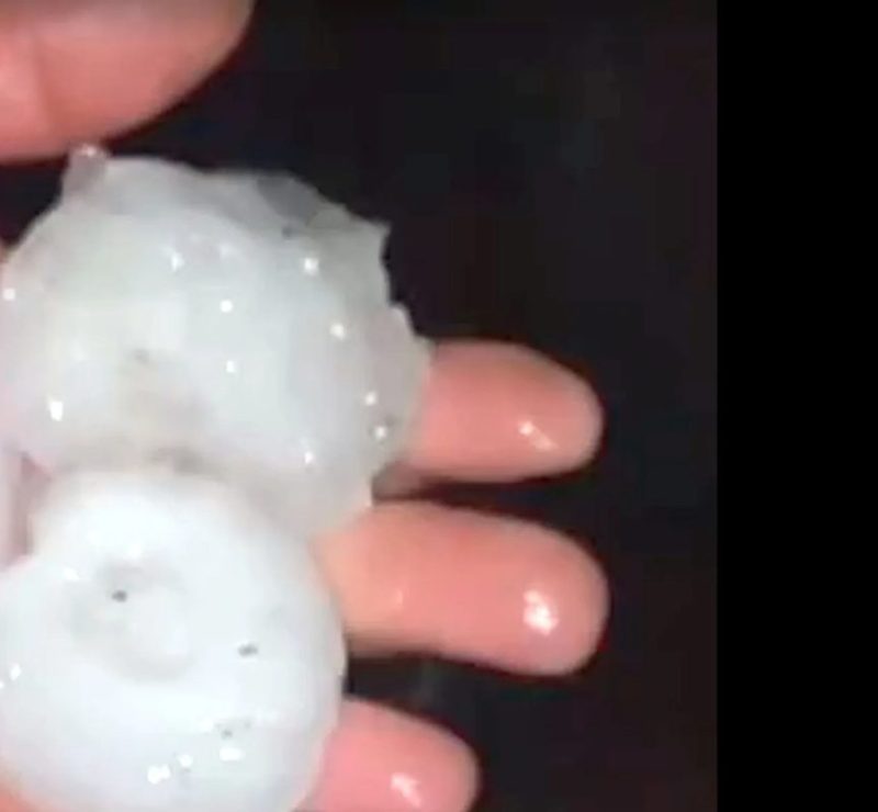 Vento forte e granizo pesado assustam danificam quase mil casas no Paraná