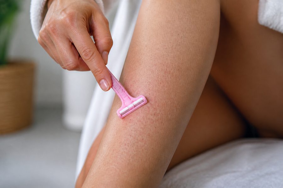 Depilação: evite bolinhas ao raspar a favor do crescimento dos pelos
