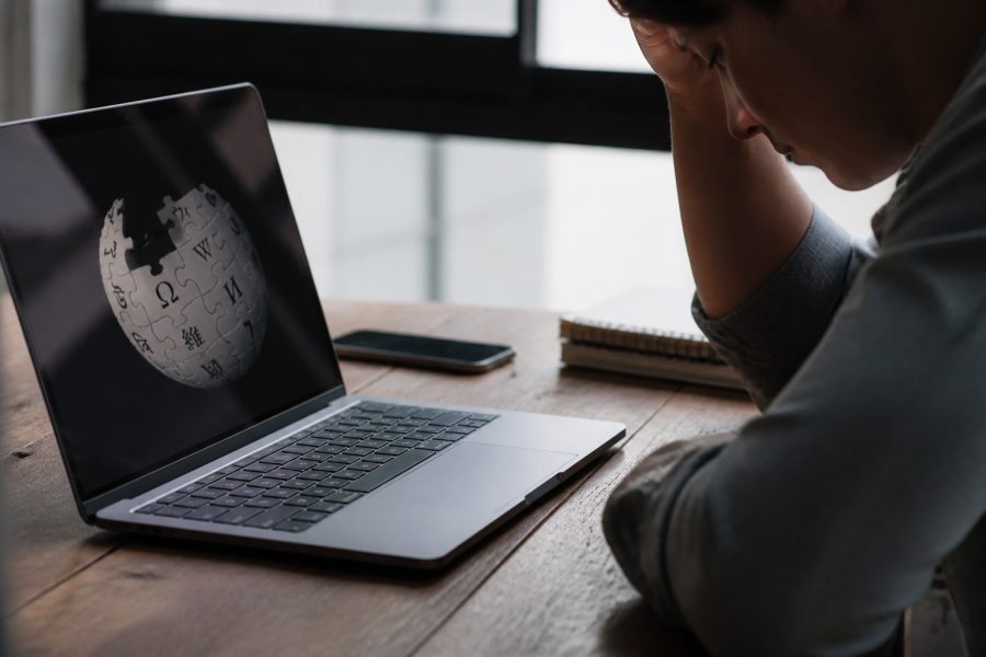 Queda de acessos na Wikipédia após AI do Google: estudo revela dados alarmantes