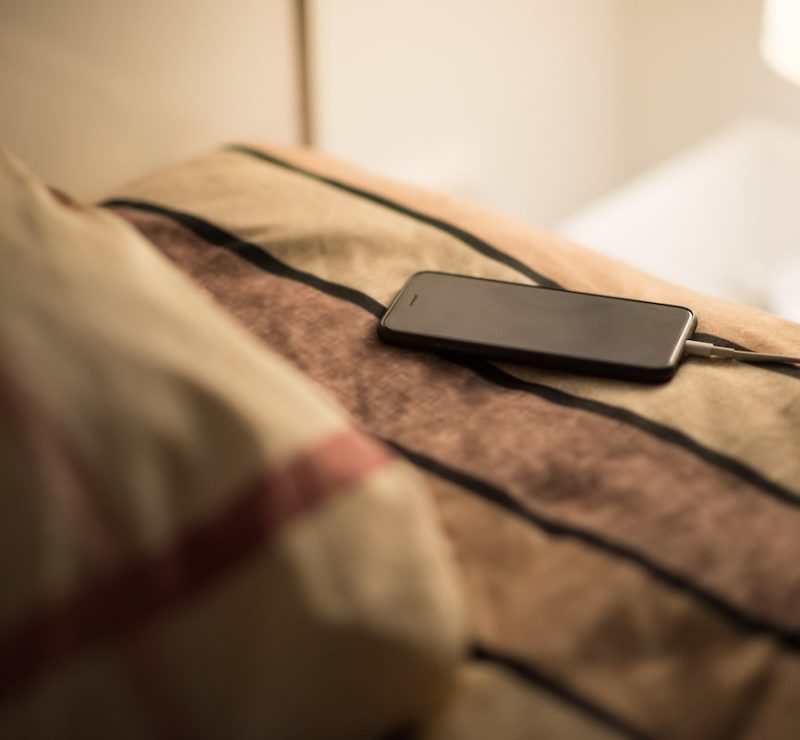 Deixar o celular carregando durante a noite prejudica a bateria? Veja o que acontece