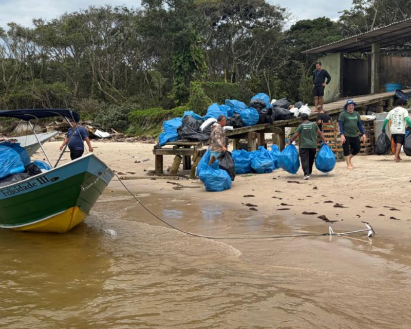 Paranaguá Saneamento participa de mutirão que recolhe, aproximadamente, oito toneladas de resíduos na Ilha do Mel