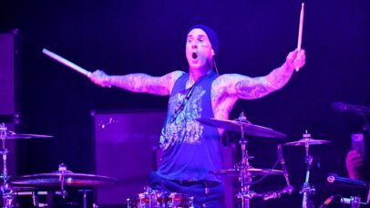 Travis Barker vence trauma de avião para ver show do Black Sabbath