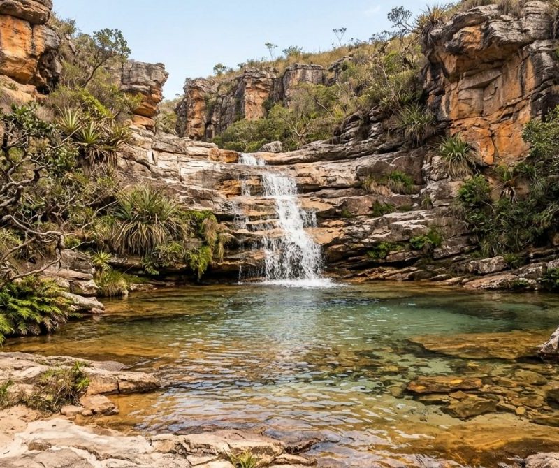 A cidade histórica de Minas Gerais que reúne casarões coloniais, ruas de pedra e cachoeiras aos pés da imponente Serra do Espinhaço